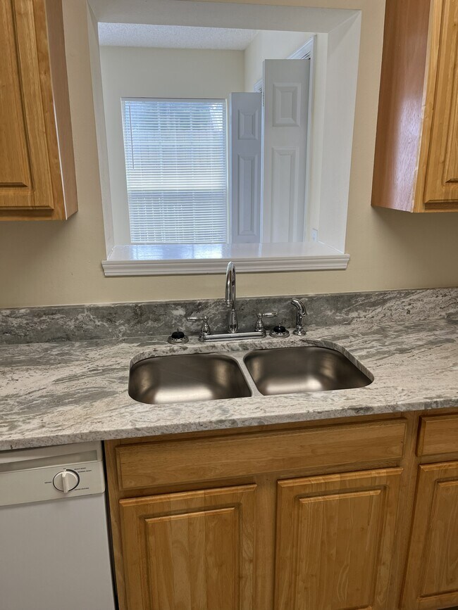 Building Photo - 824 Stonegate Ct