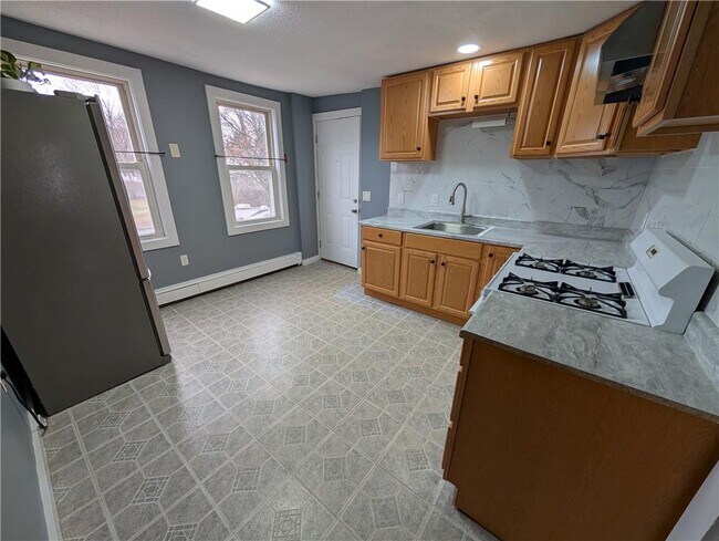 Building Photo - 57 Pleasant St