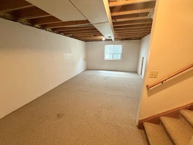 Building Photo - 3 Bedroom 2 Bath Tri Level Home with 2 Car...