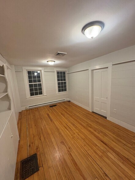 Building Photo - 546 Canaan St