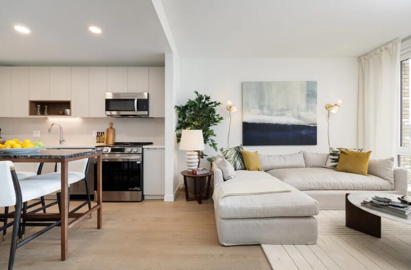 Building Photo - 405 W 206th St