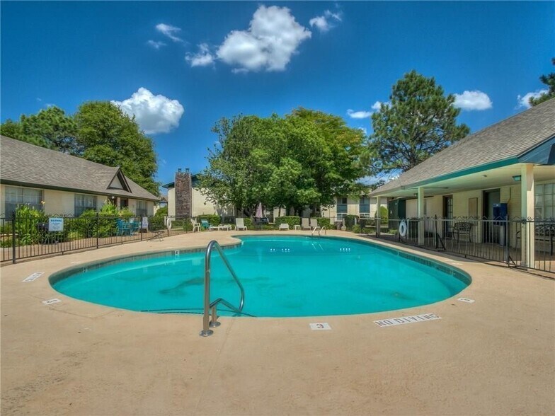 Pool - 1713 E Lindsey St