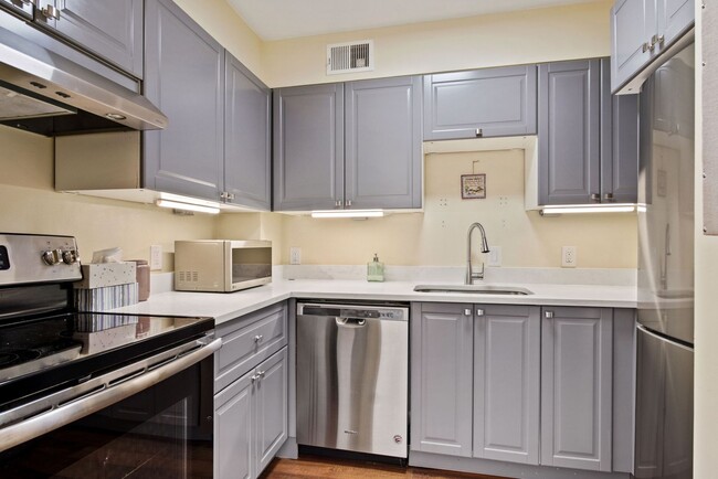 Building Photo - Spacious Top Floor 2 bed 2 bath in the hea...