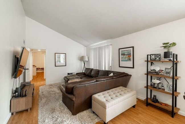 Building Photo - 250 Little St