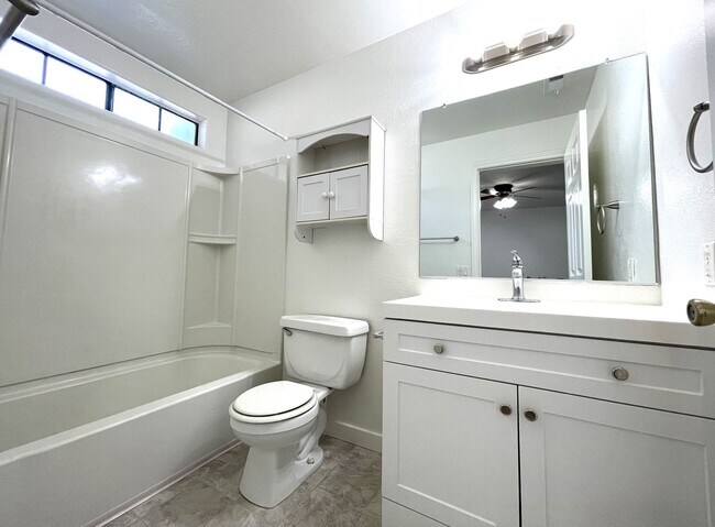 Building Photo - Updated Lower Level Condo in gated Vista Way Village!