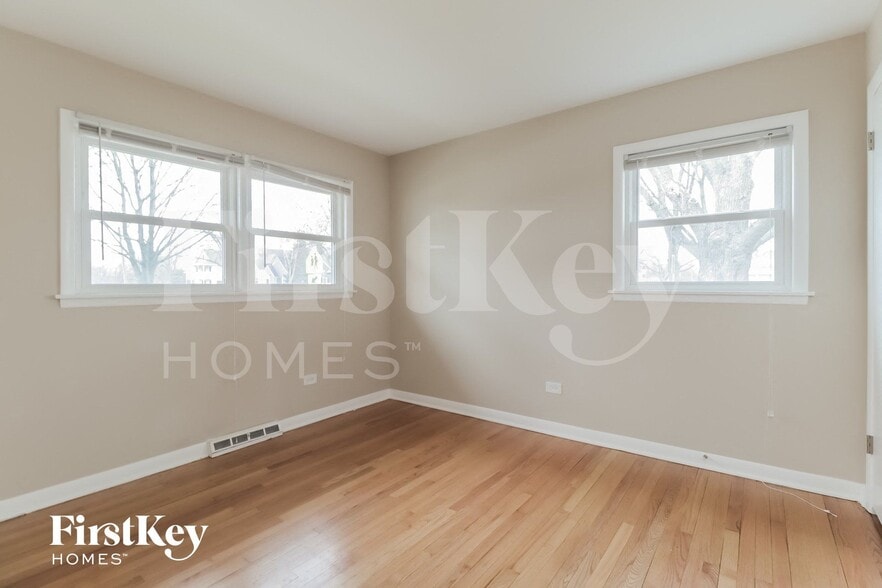 Building Photo - 301 E Division St