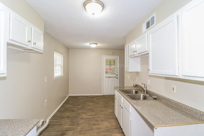 Building Photo - 3883 Winwood Dr