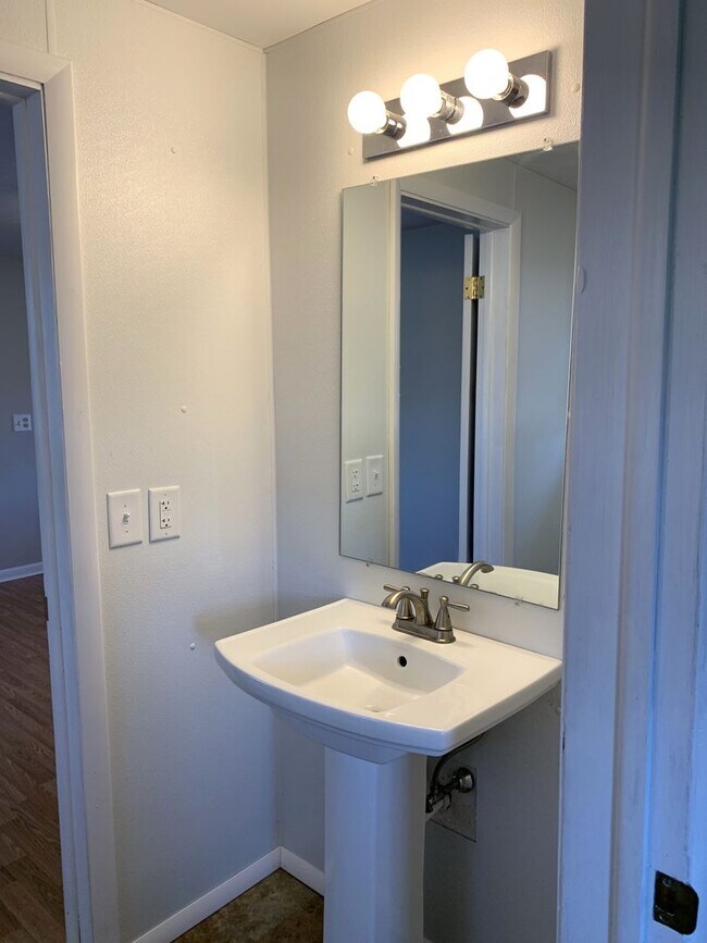 Building Photo - Move-in ready!! Bonus room that could easily be utilized as a 3rd bedroom!!