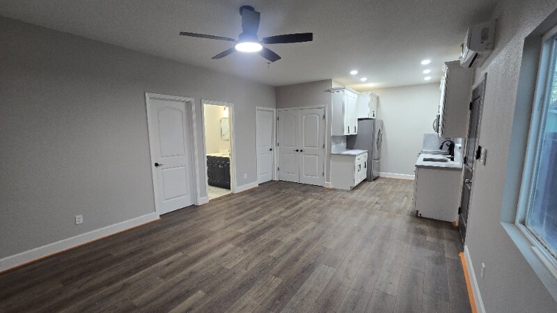 Building Photo - 619 S Sacramento St