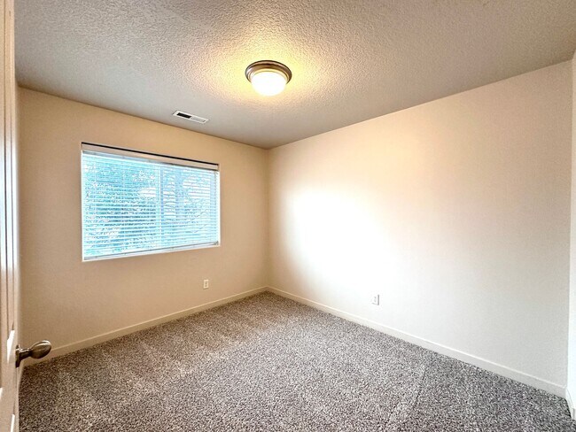 Building Photo - Beautiful 3 Bd 2.5 Ba Town Home by Vancouver Mall
