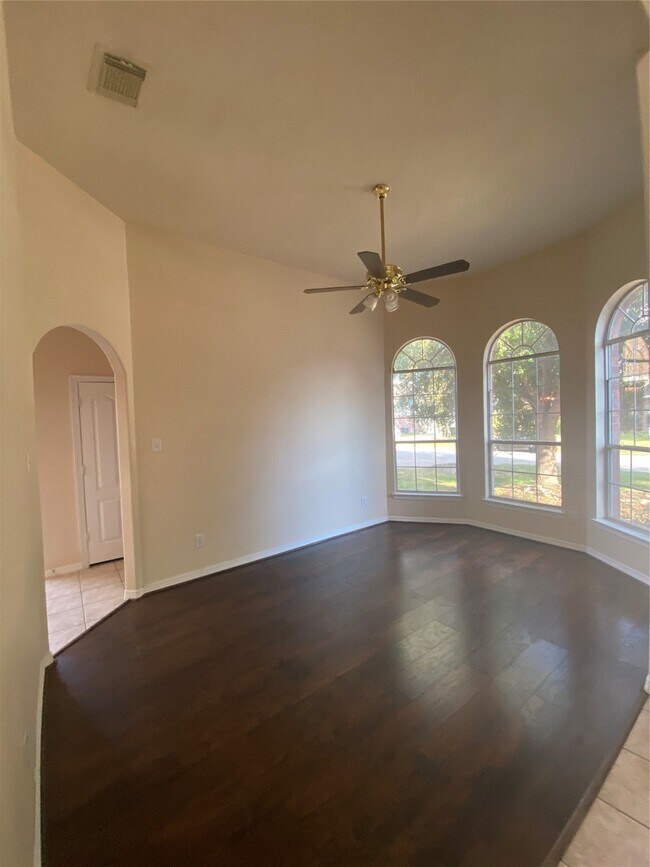 Building Photo - 9210 Hidden Lake E Dr