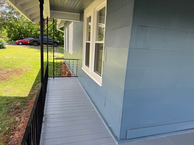 Building Photo - One Bedroom Bungalow