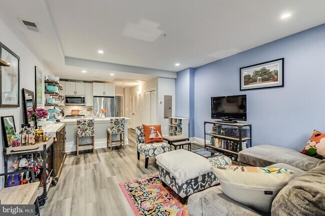 Building Photo - 819 D St NE