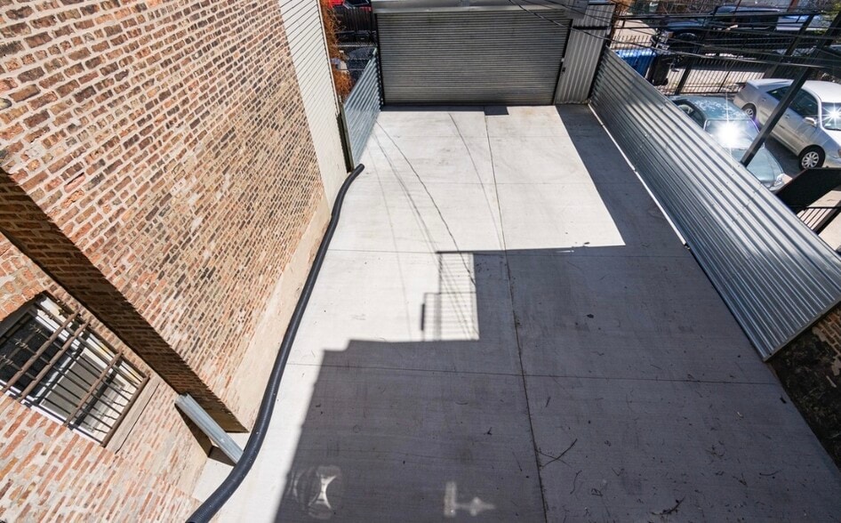 Building Photo - 721 S Western Ave