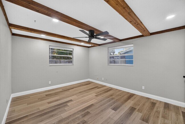 Building Photo - 791 Lindenwood Cir E