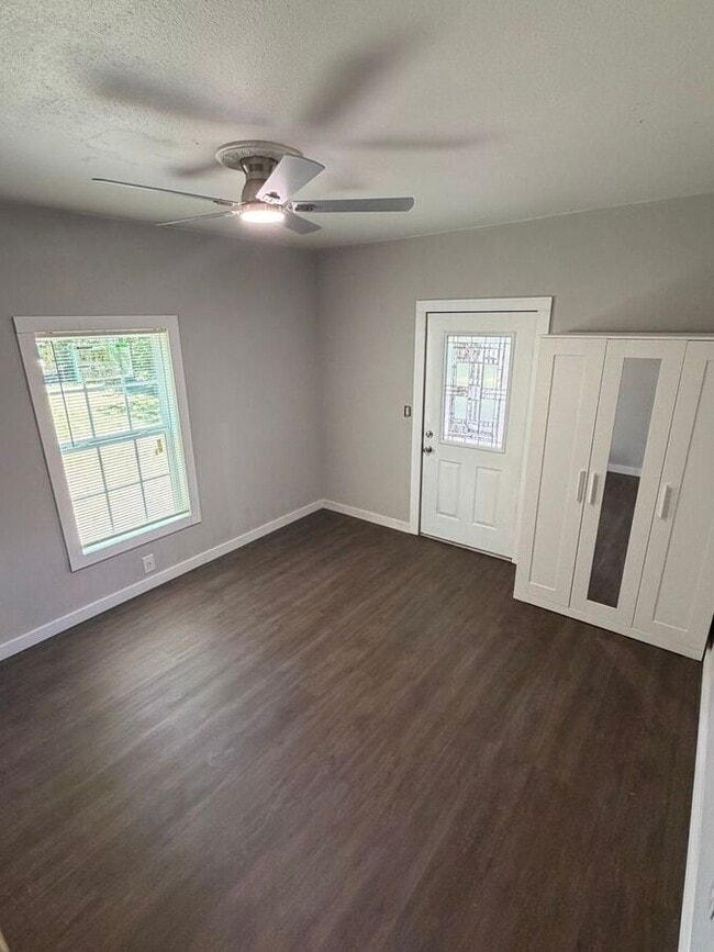 Building Photo - 231 Elm St