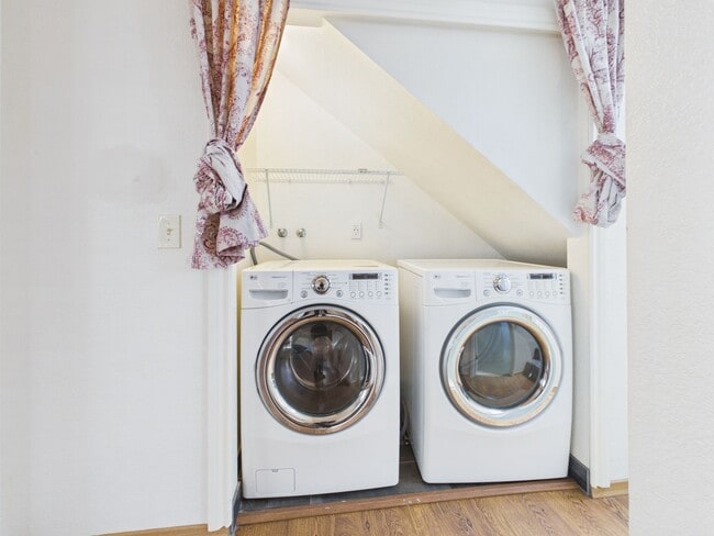 Building Photo - Sumaya Condo 2 Bed/2 bath with Fireplace. Includes washer and dryer