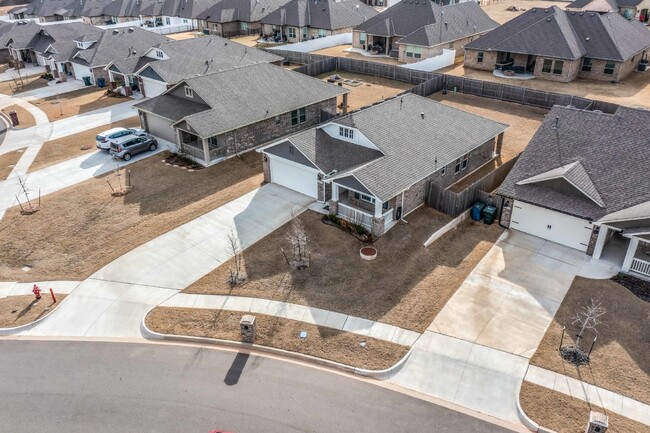 Building Photo - Stunning home in Choctaw