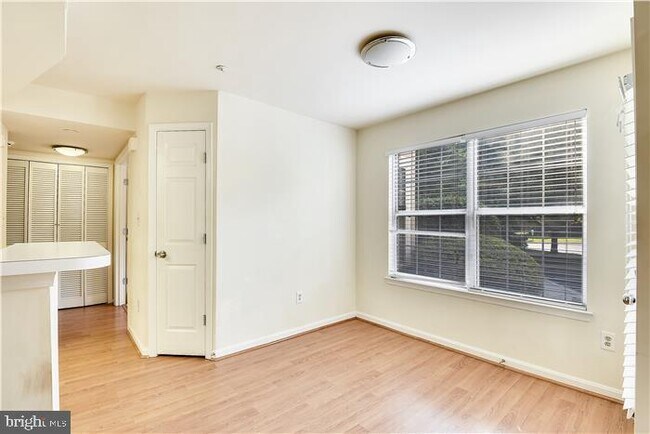 Building Photo - 925 Hillside Lake Terrace