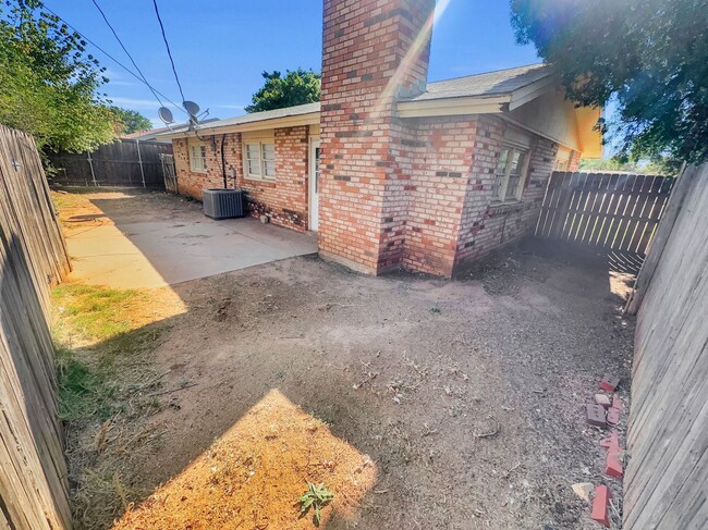 Building Photo - Cozy three bedroom home