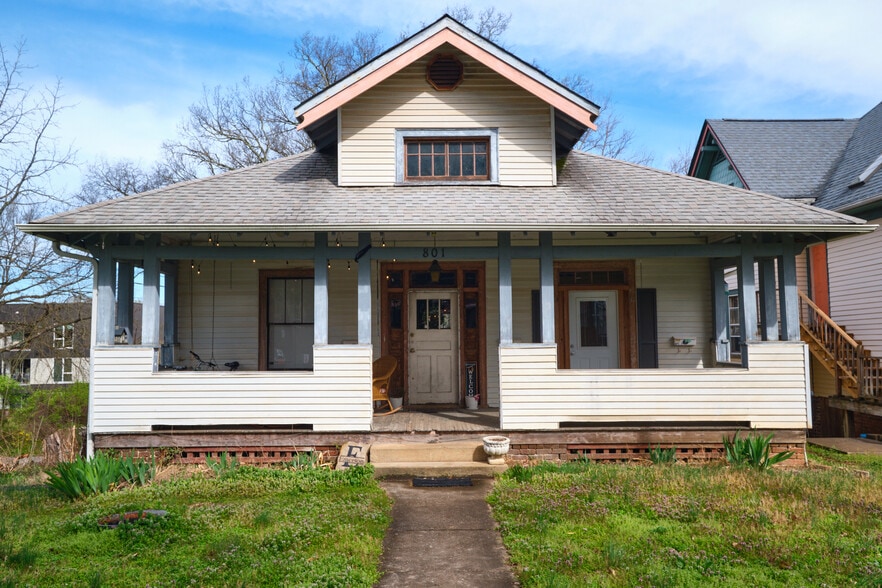 Building Photo - 801 Phillips Ave