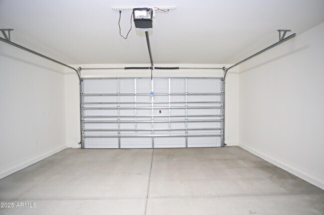 Building Photo - 976 W Finch Dr