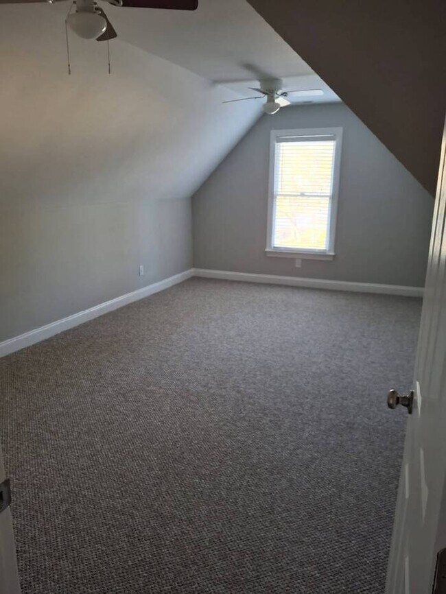 Building Photo - 4 Bedrooms 3 bath