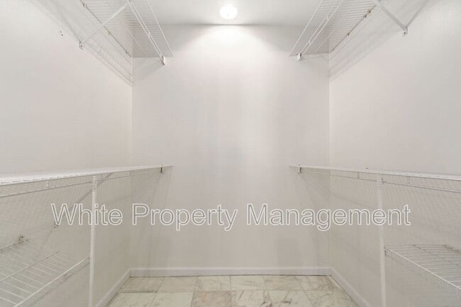 Building Photo - 9123 Kings Canyon Dr