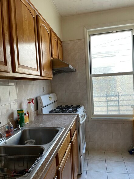 Kitchen - 2333 E 24th St