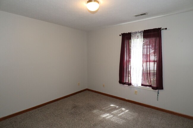 Building Photo - 3 Bedroom Fishers Rambler!