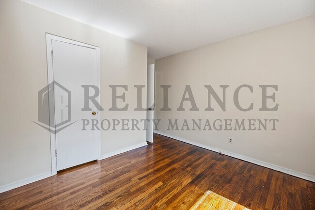 Building Photo - 3026 S Vine St