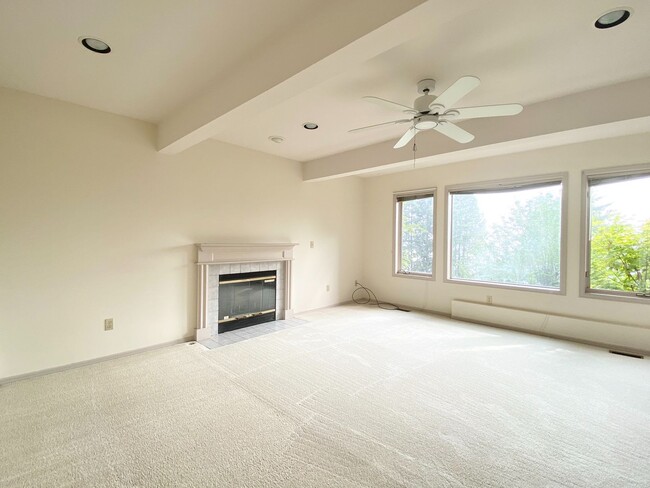 Building Photo - Gorgeous Lakeview Home for rent