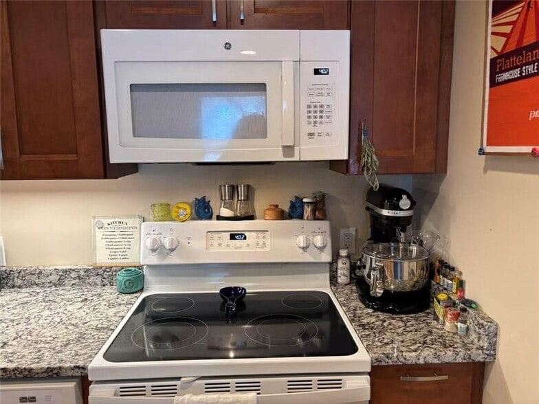 Building Photo - 12 Clark St