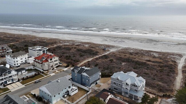 Building Photo - 404 21st St S