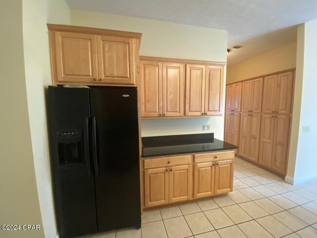 Building Photo - 4031 Oak Forest Dr
