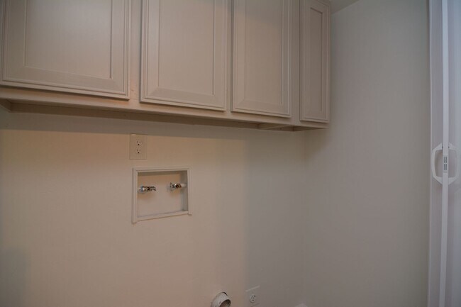 Building Photo - Well Maintained 3 Bedroom 2 Bath Home! Located in a Desirable North Tucson Location! Short Term R...