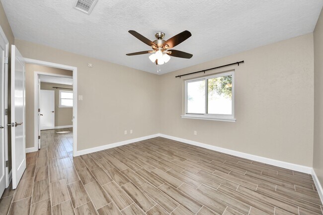 Building Photo - 1103 Pine St