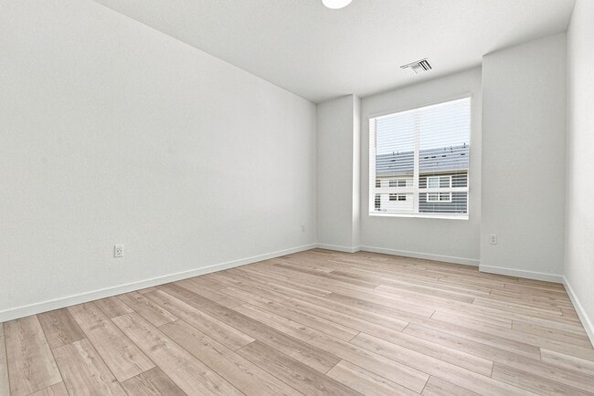Building Photo - 6153 N Ceylon St