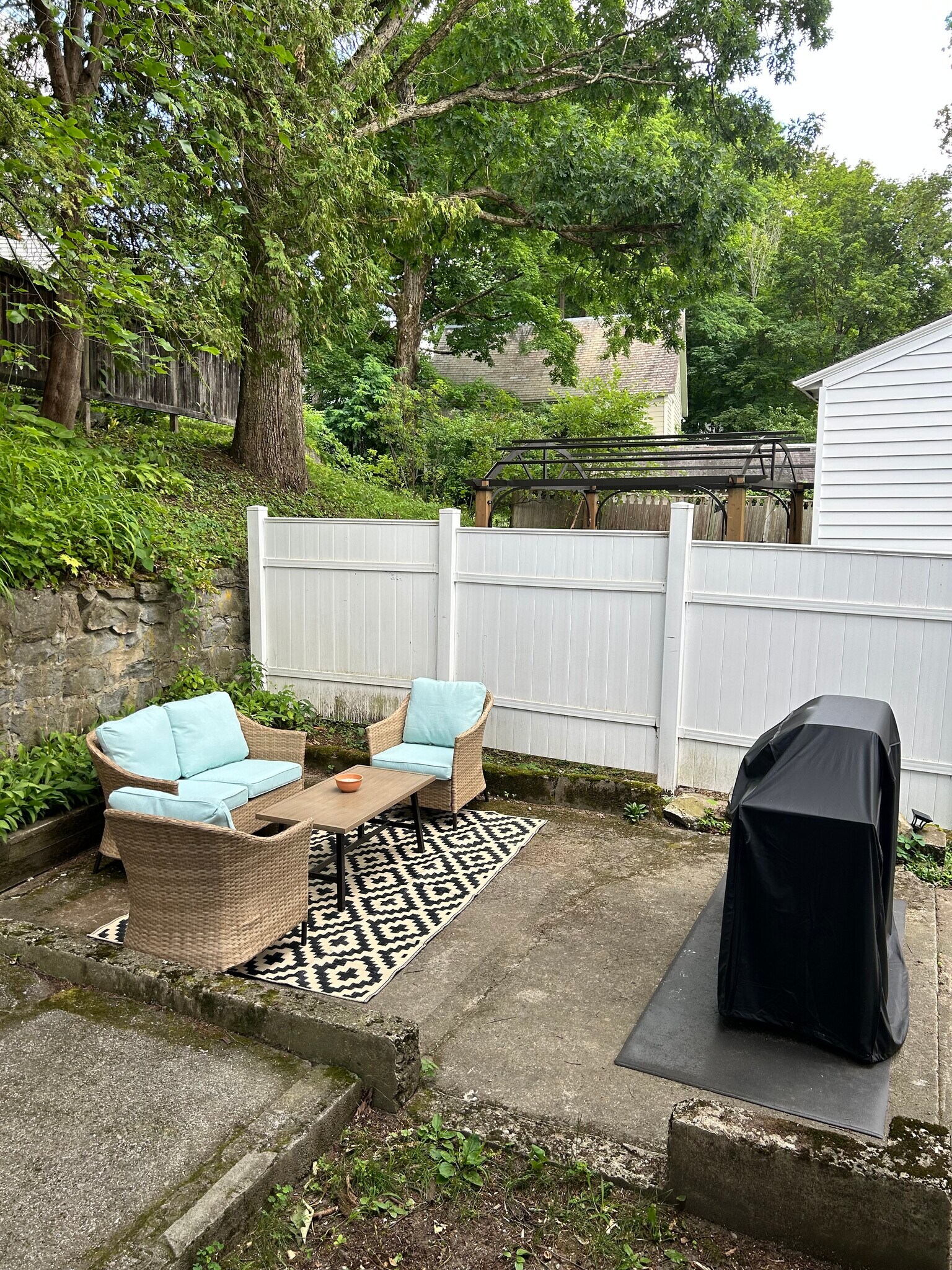 Outside patio - 212 Circular St