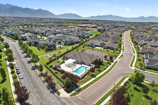 Building Photo - Waters Edge Townhome