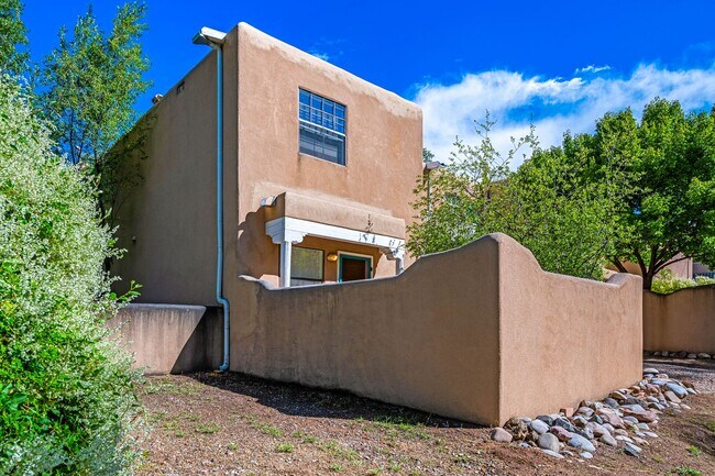 Building Photo - Snug One-Bedroom on Historic Hillside Ave.