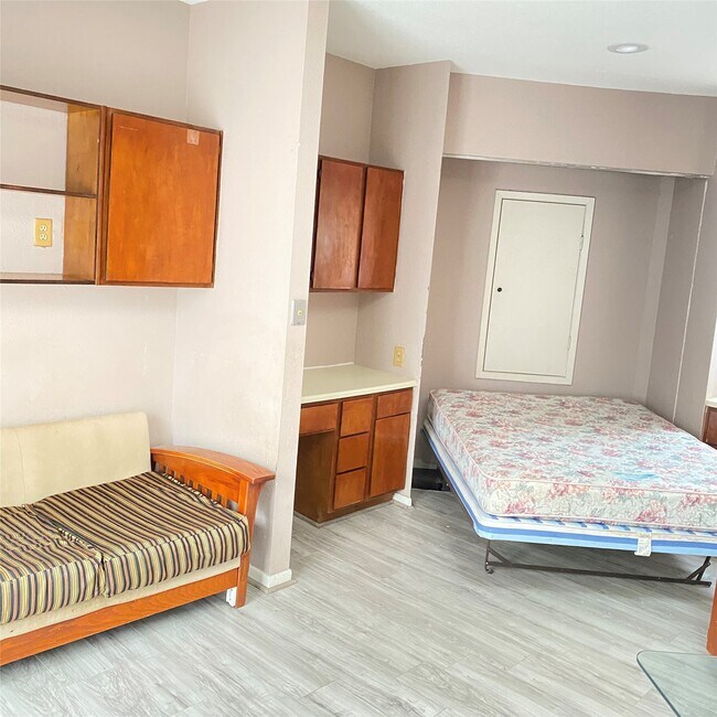 Building Photo - 7901 Cambridge St