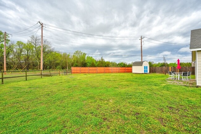 Building Photo - Turnkey Living in Owasso, Stylish Furnished 3-Bed Home with Pond & 2-Car Garage!