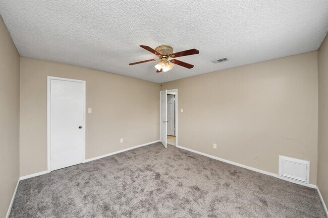 Building Photo - 2410 Manila Ln