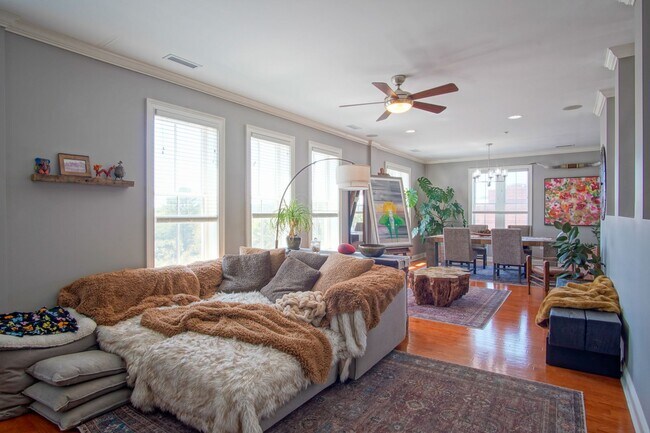 Building Photo - NEW LISTING!!!!!