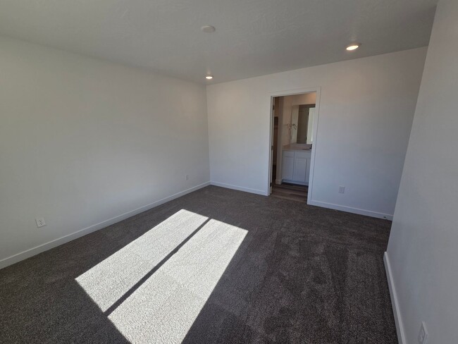 Building Photo - Discover Your Washington Dream Home!