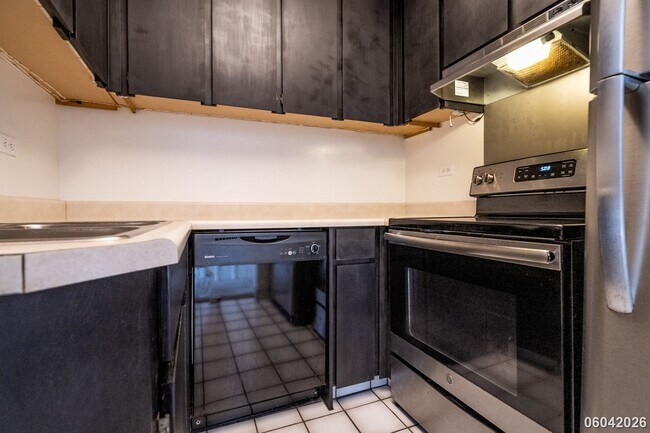 Building Photo - Luxury High-Rise Living on the 38th Floor