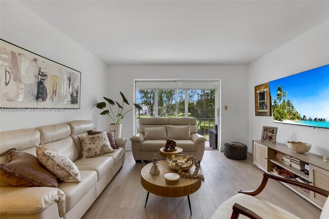 Building Photo - 950 Hillcrest Dr