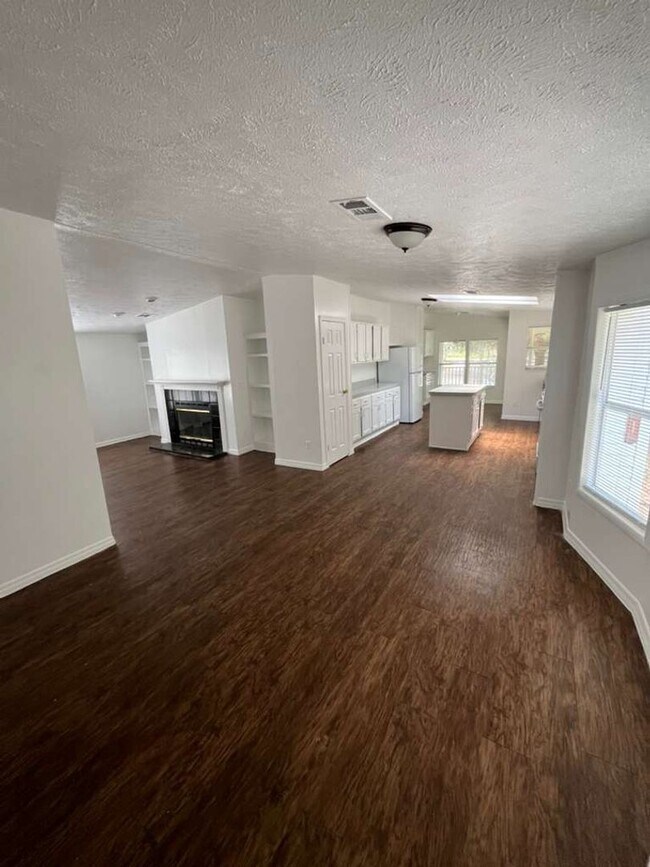 Building Photo - Large 4 bedroom 2 bathroom mobile home