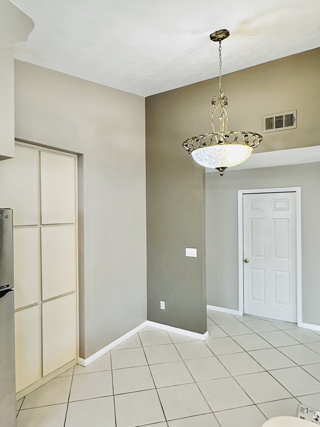 Building Photo - 840 104th Ave N